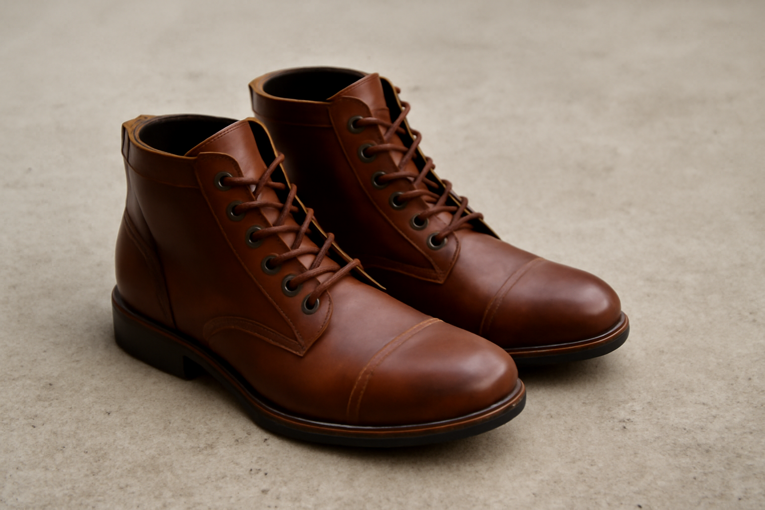 bottines en cuir posées sur sol béton
