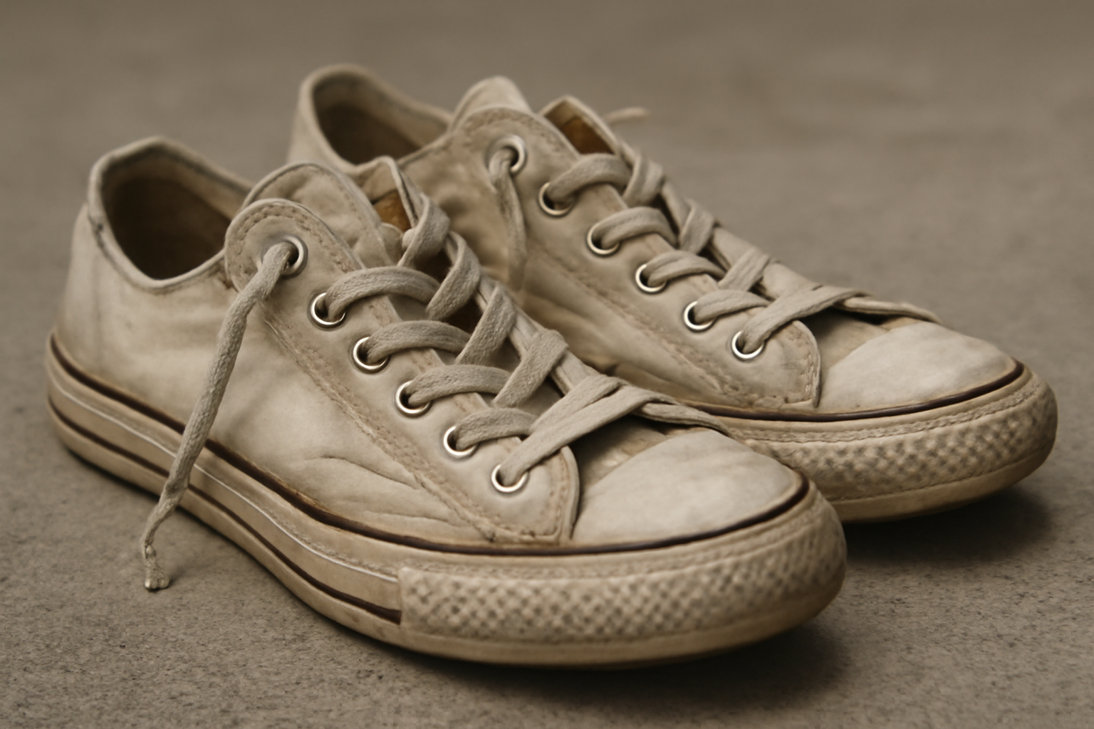 baskets en toile usées aux coutures visibles