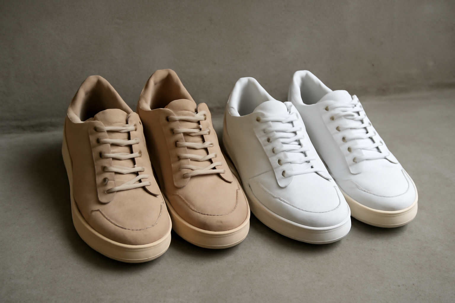 deux paires de baskets posées cote a cote