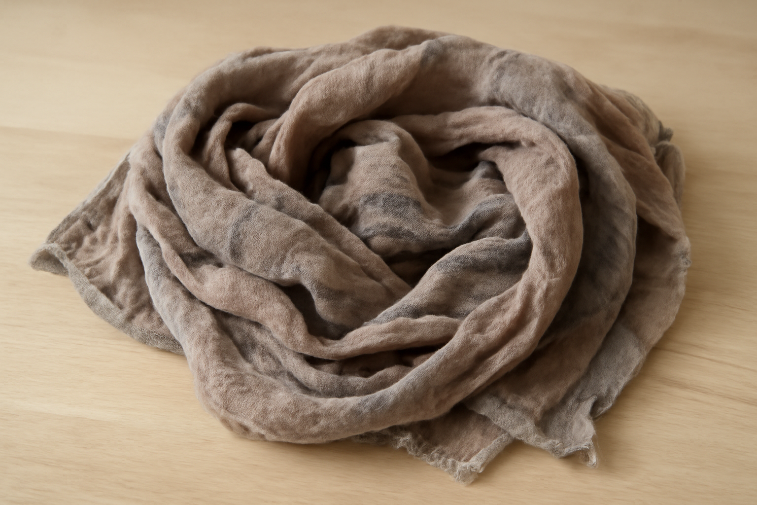 foulard froissé posé sur table claire
