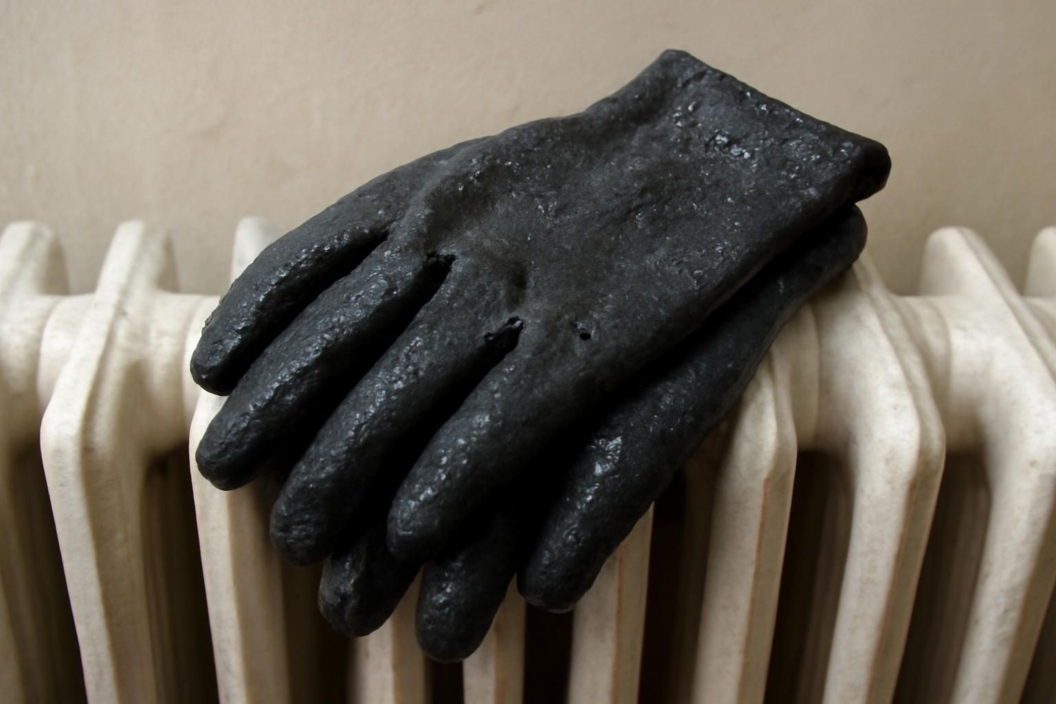 paire de gants mouillés posée sur radiateur