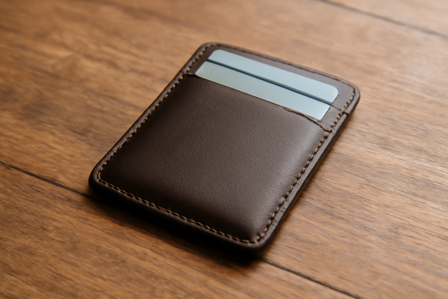 porte-cartes fin pose sur table en bois