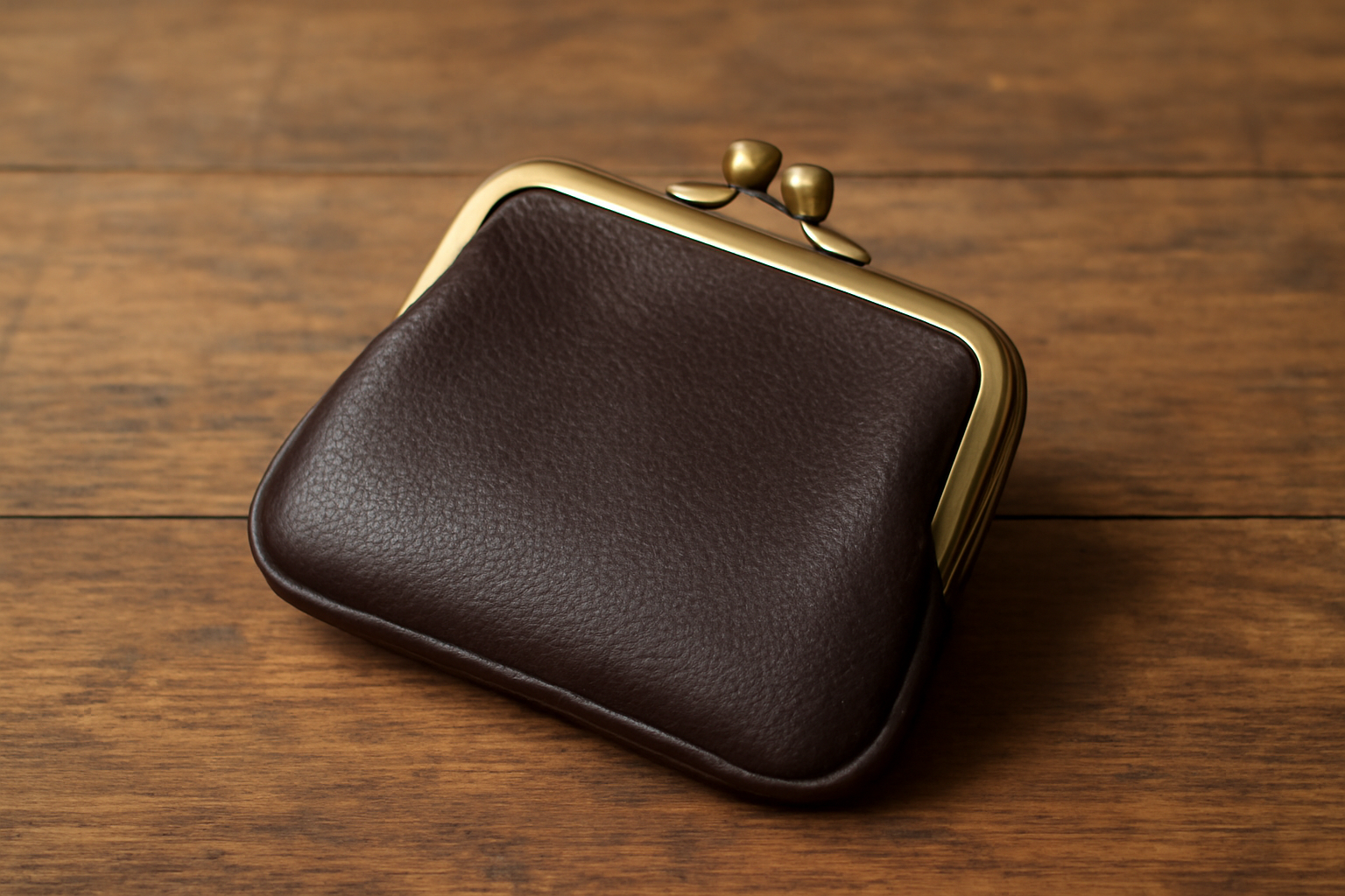 porte-monnaie posé sur table en bois