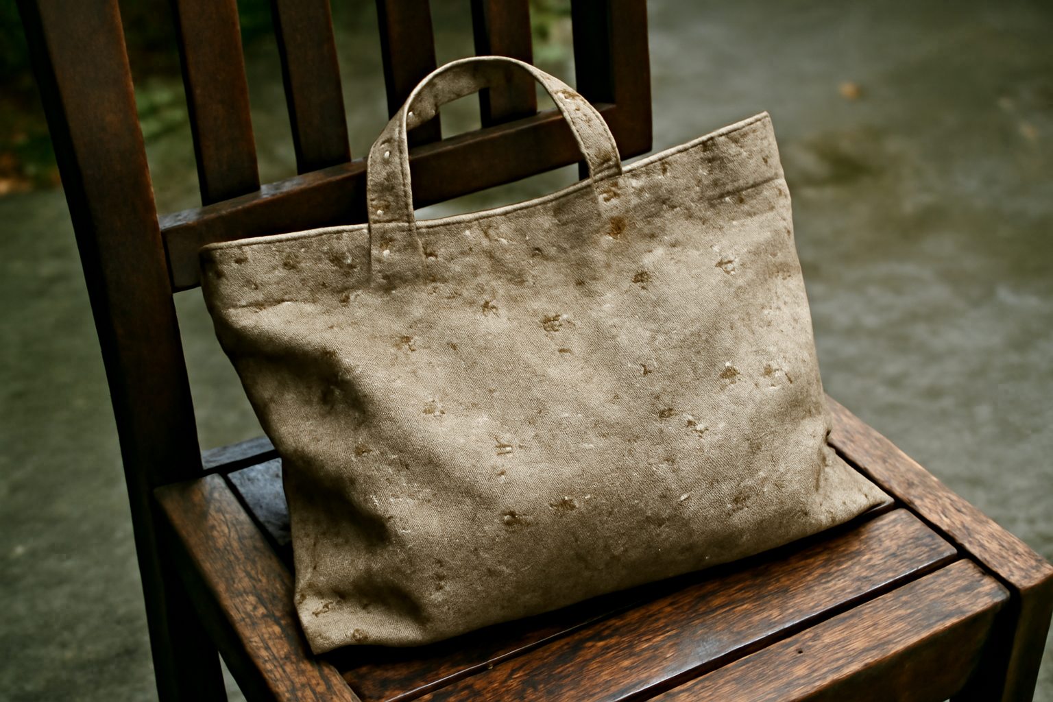 sac en toile humide posé sur chaise