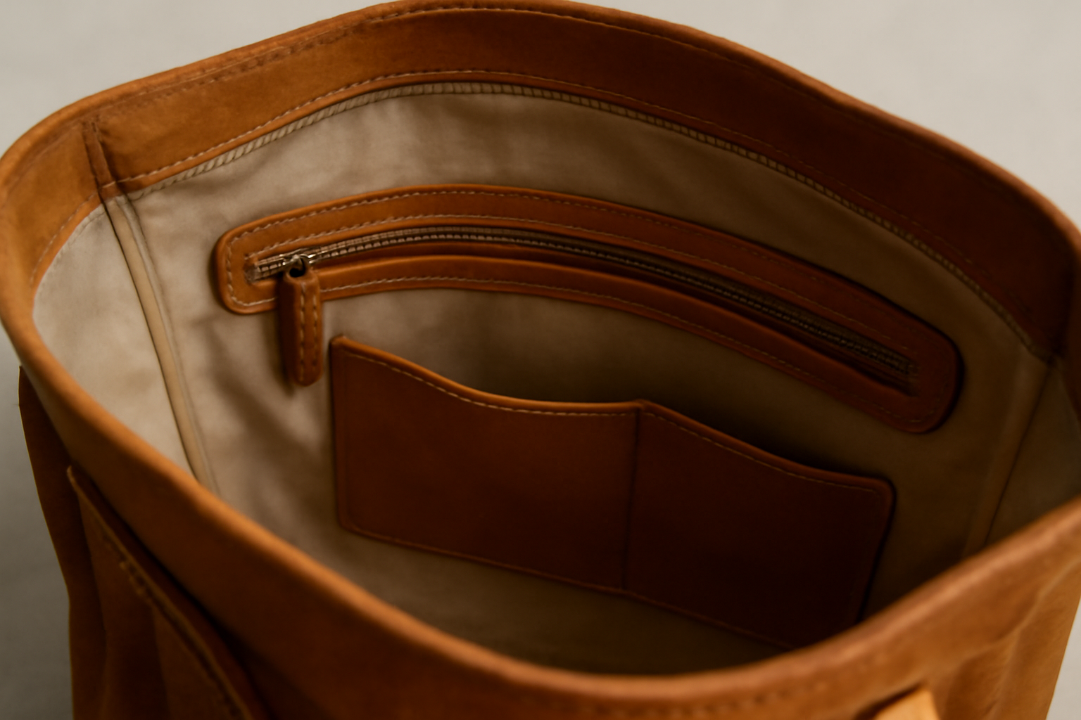 intérieur d'un sac montrant couture et matières