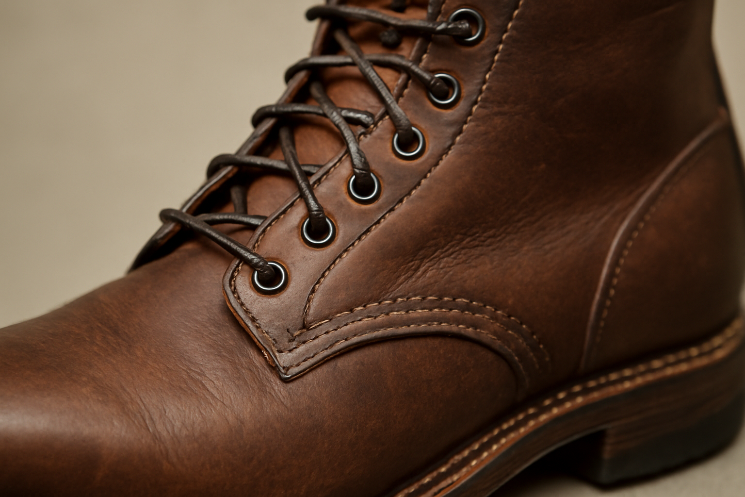 gros plan sur une chaussure en cuir rigide