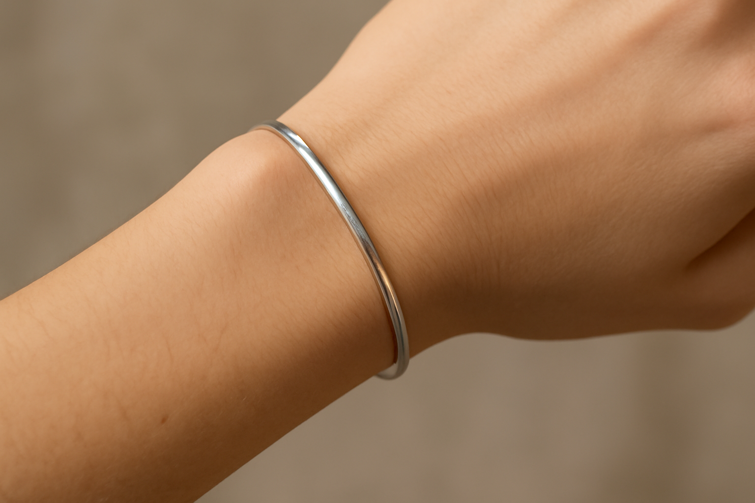 poignet portant un bracelet fin en métal