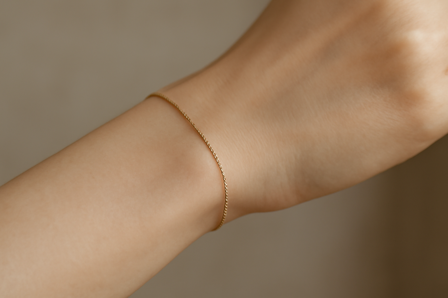 poignet fin portant petit bracelet discret
