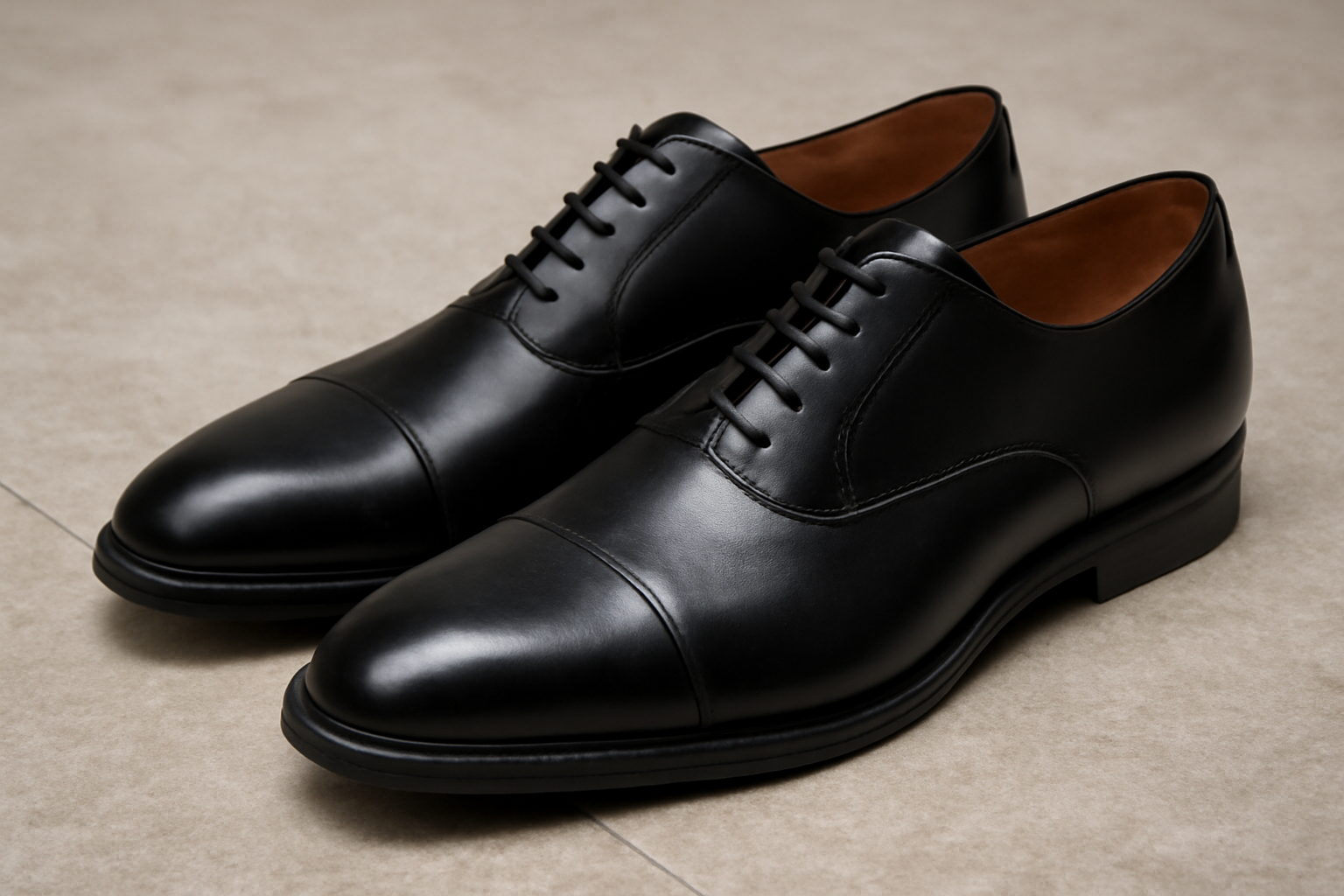 paire de chaussures habillées sur sol