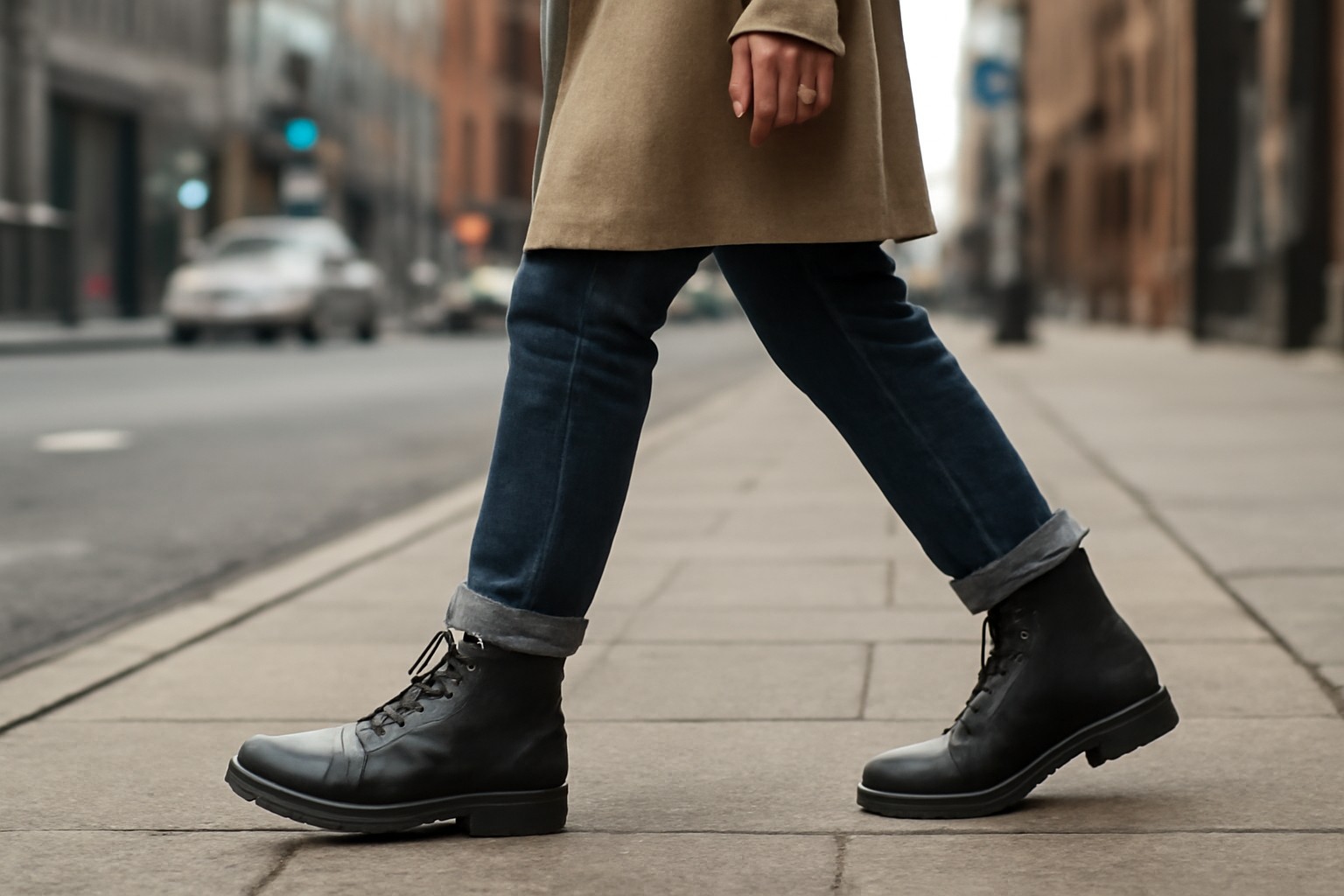 personne marchant en bottes en milieu urbain