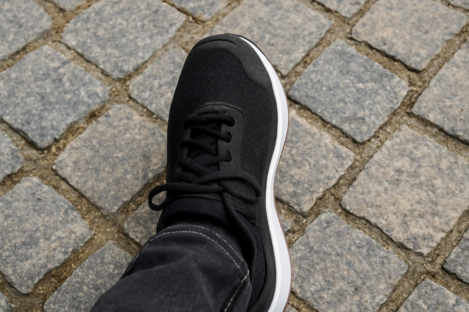 pied en chaussure sportive sur pavé urbain