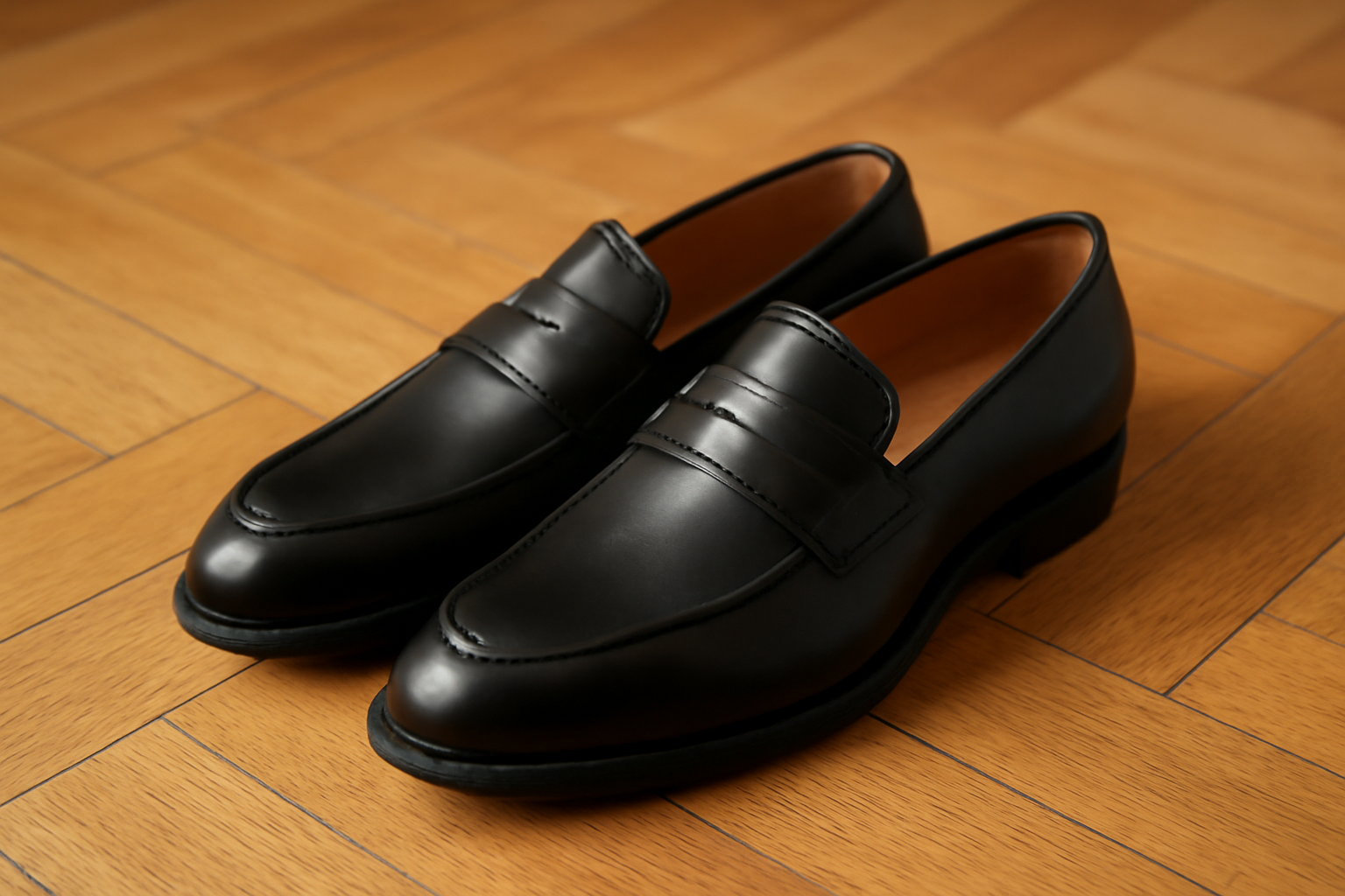 paire de mocassins elegants posée sur parquet