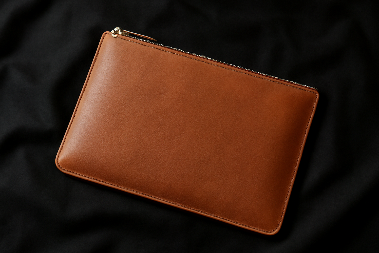 pochette plate posée sur tissu noir