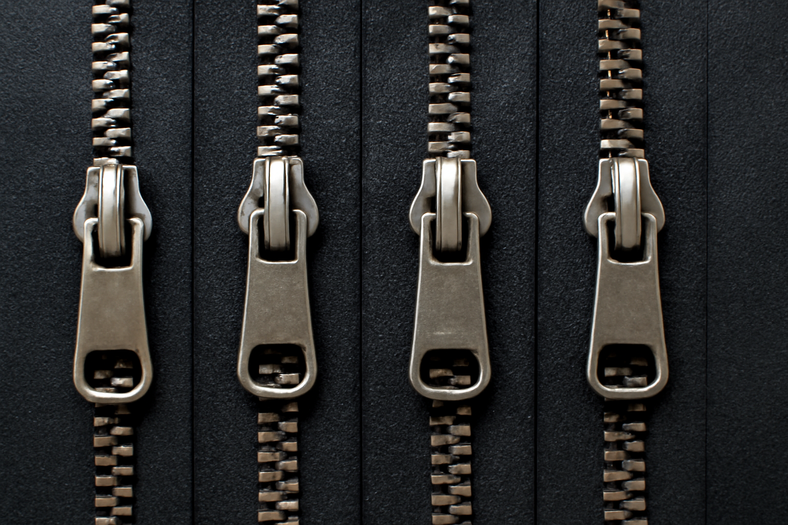 fermetures métalliques alignées sur un accessoire
