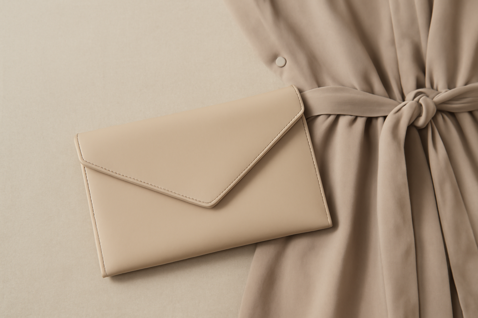 pochette fine posee a cote d'une robe
