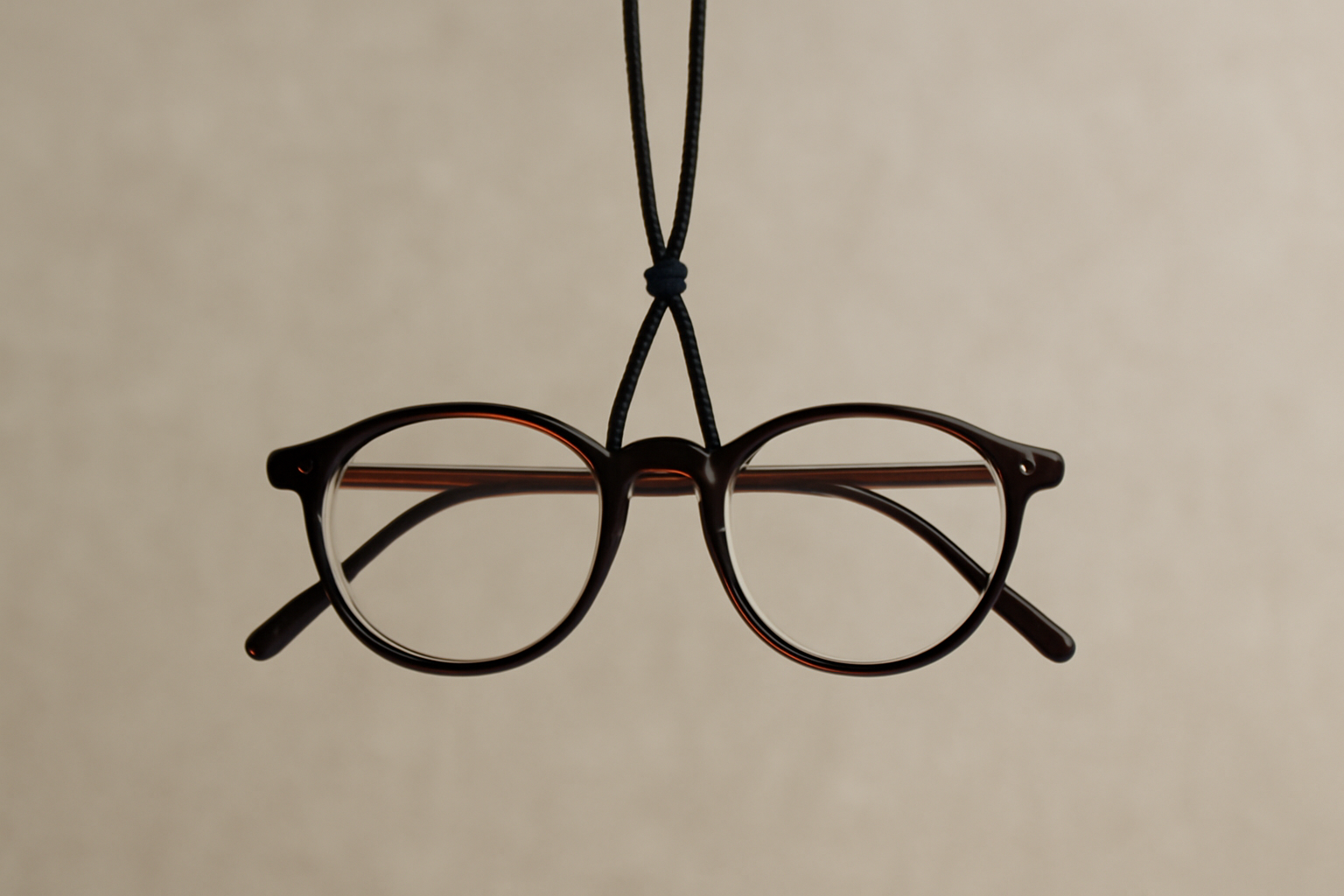 lunettes suspendues par un cordon élégant