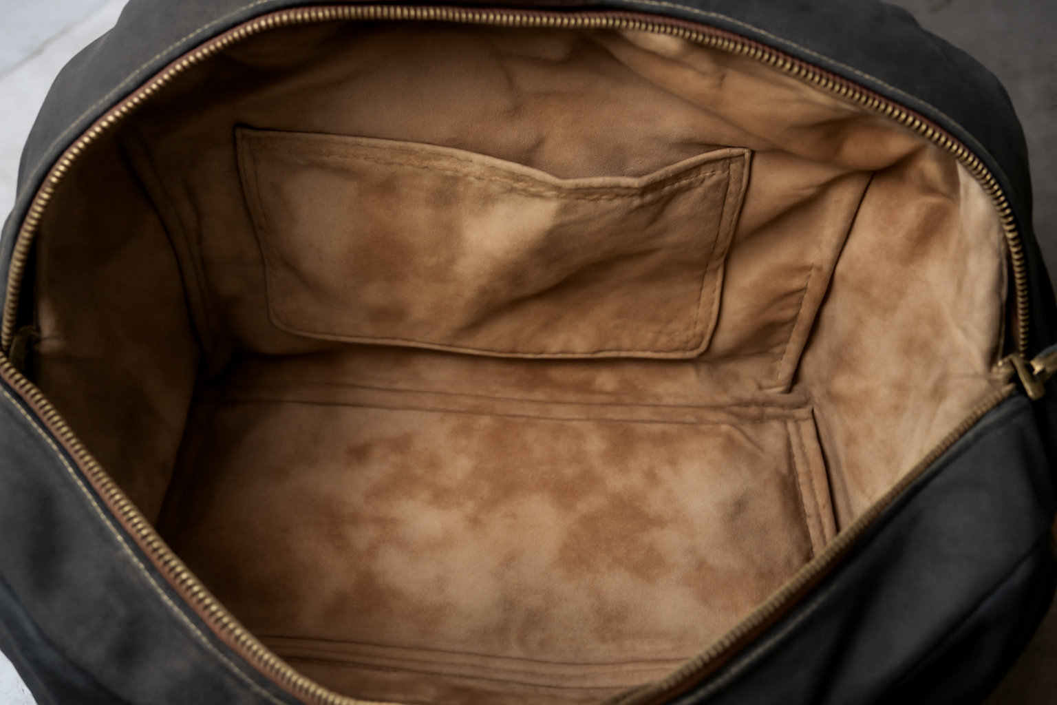intérieur d'un sac montrant une doublure décolorée