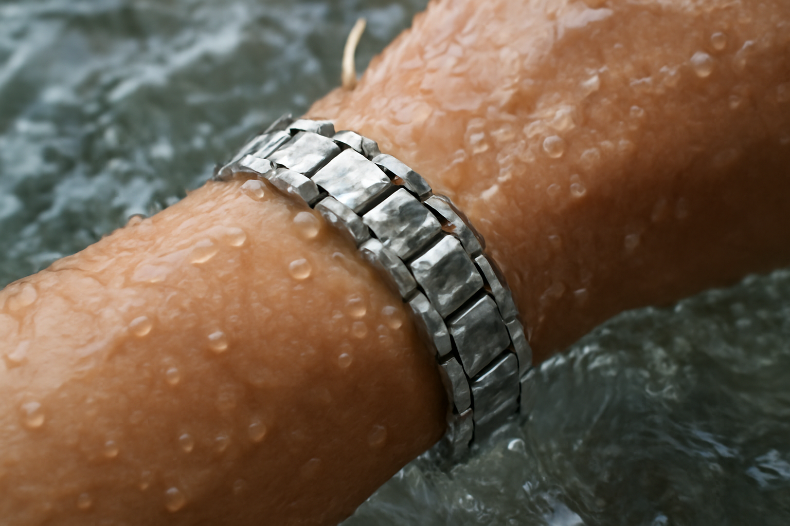 bracelet tres serre expose a de l eau