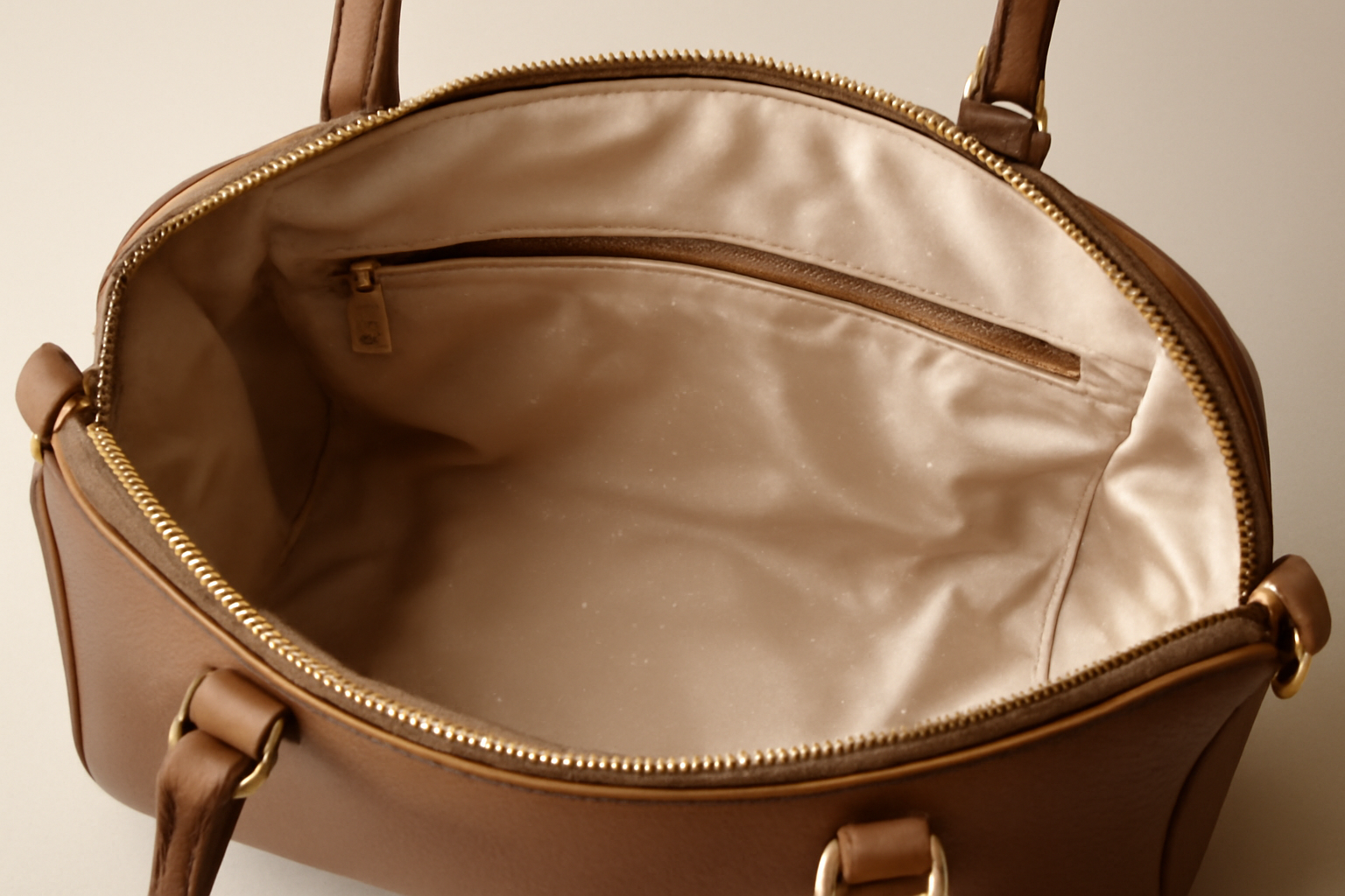intérieur de sac ouvert montrant doublure délicate