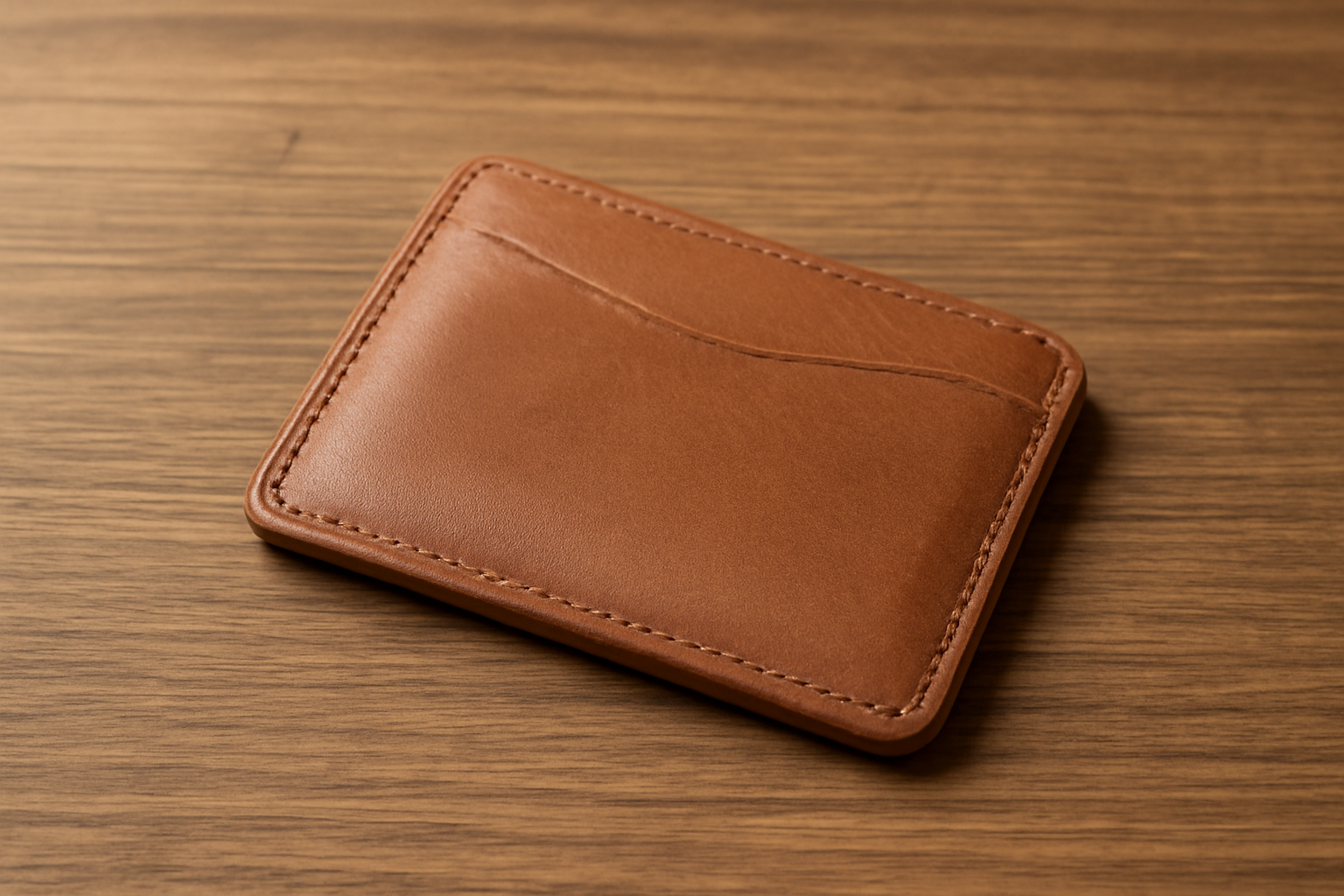 porte-monnaie mince posé sur table en bois