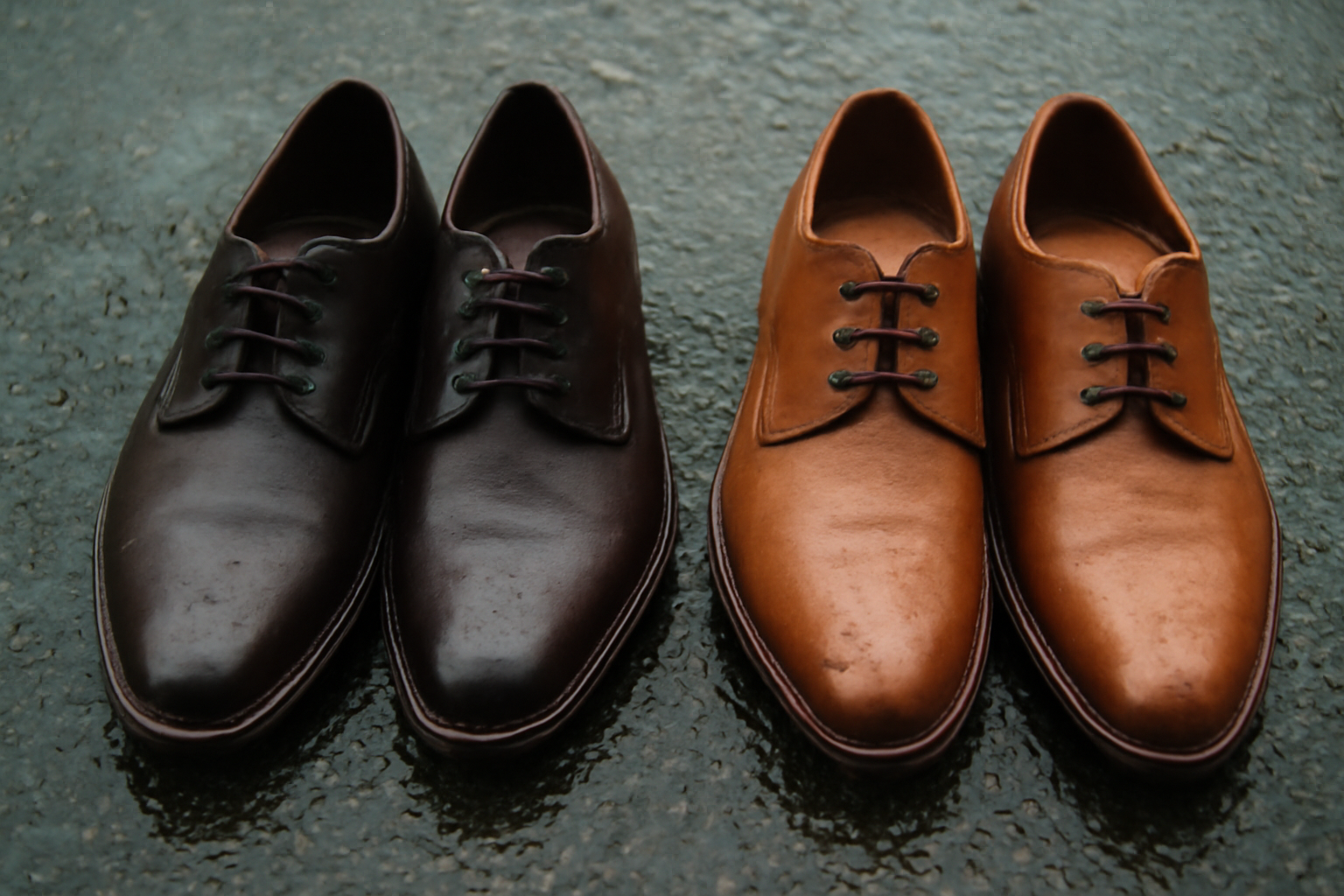 paires de chaussures en cuir sur tapis humide