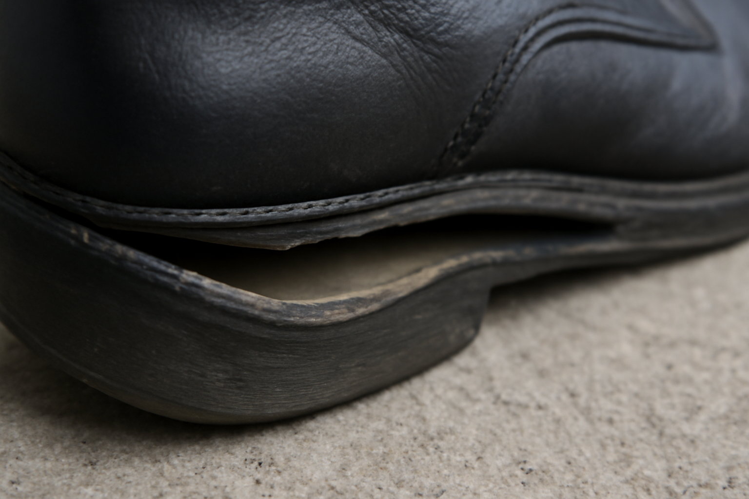 gros plan semelle se décollant d'une chaussure