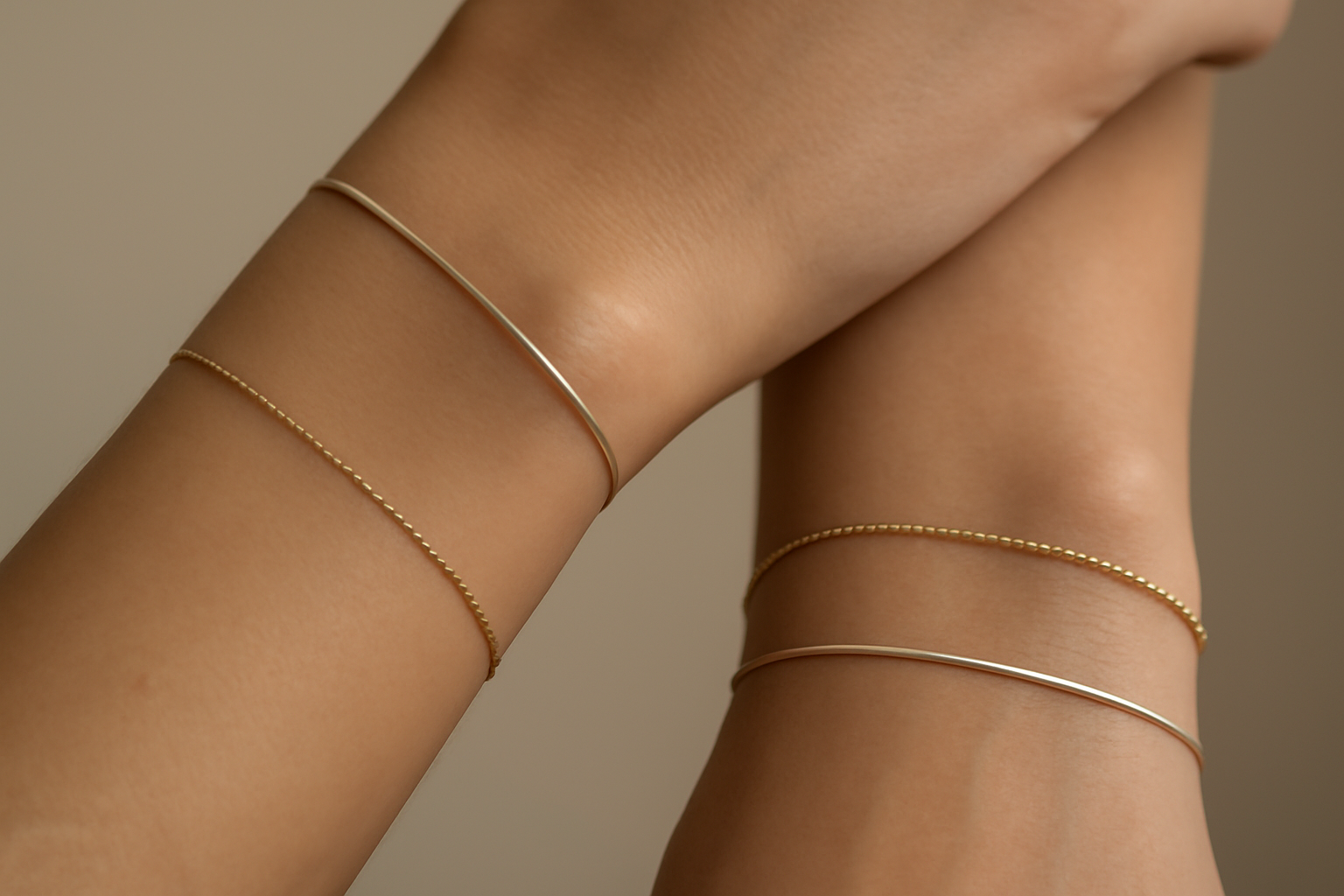 poignets superposant bracelets fins minimalistes
