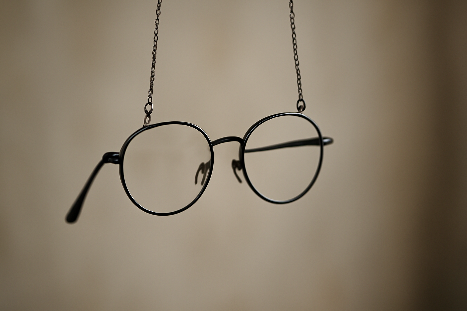 lunettes suspendues à une chaîne fine