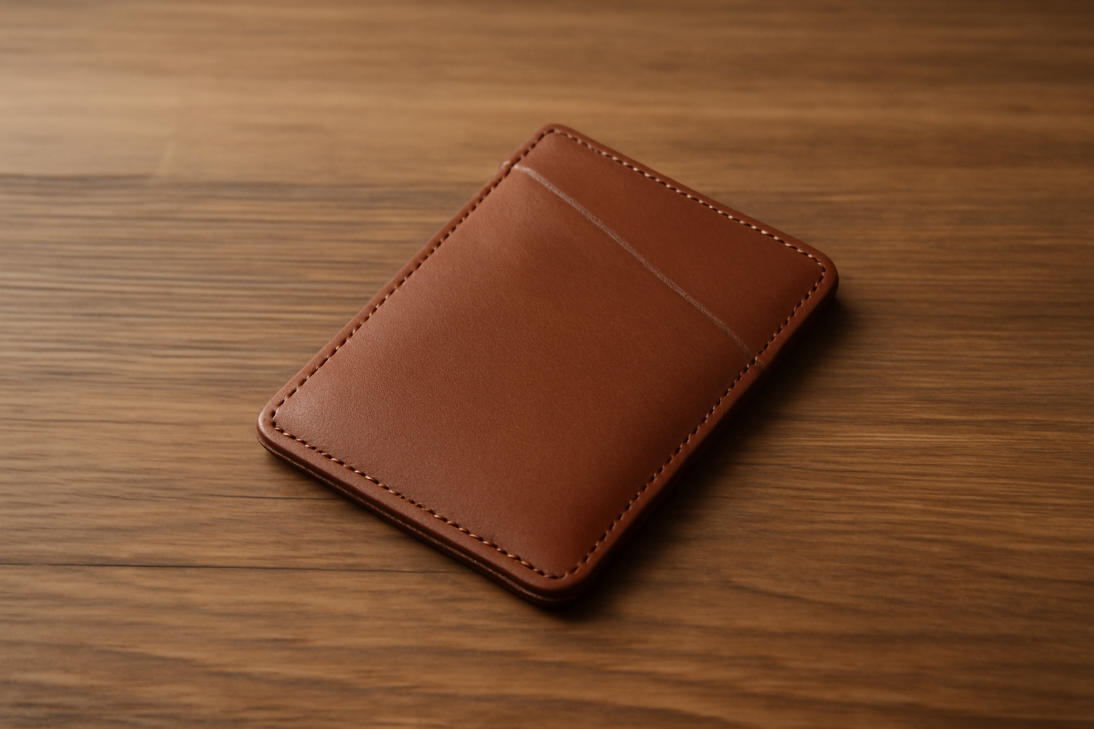porte-cartes pose sur une table en bois