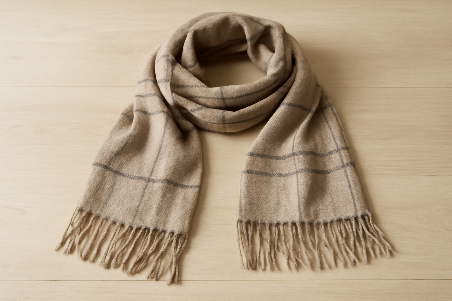foulard posé sur table en bois clair