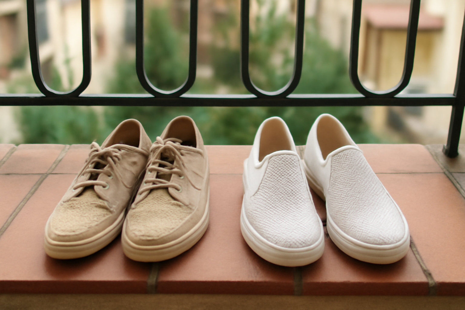 paires de chaussures aérées sur balcon