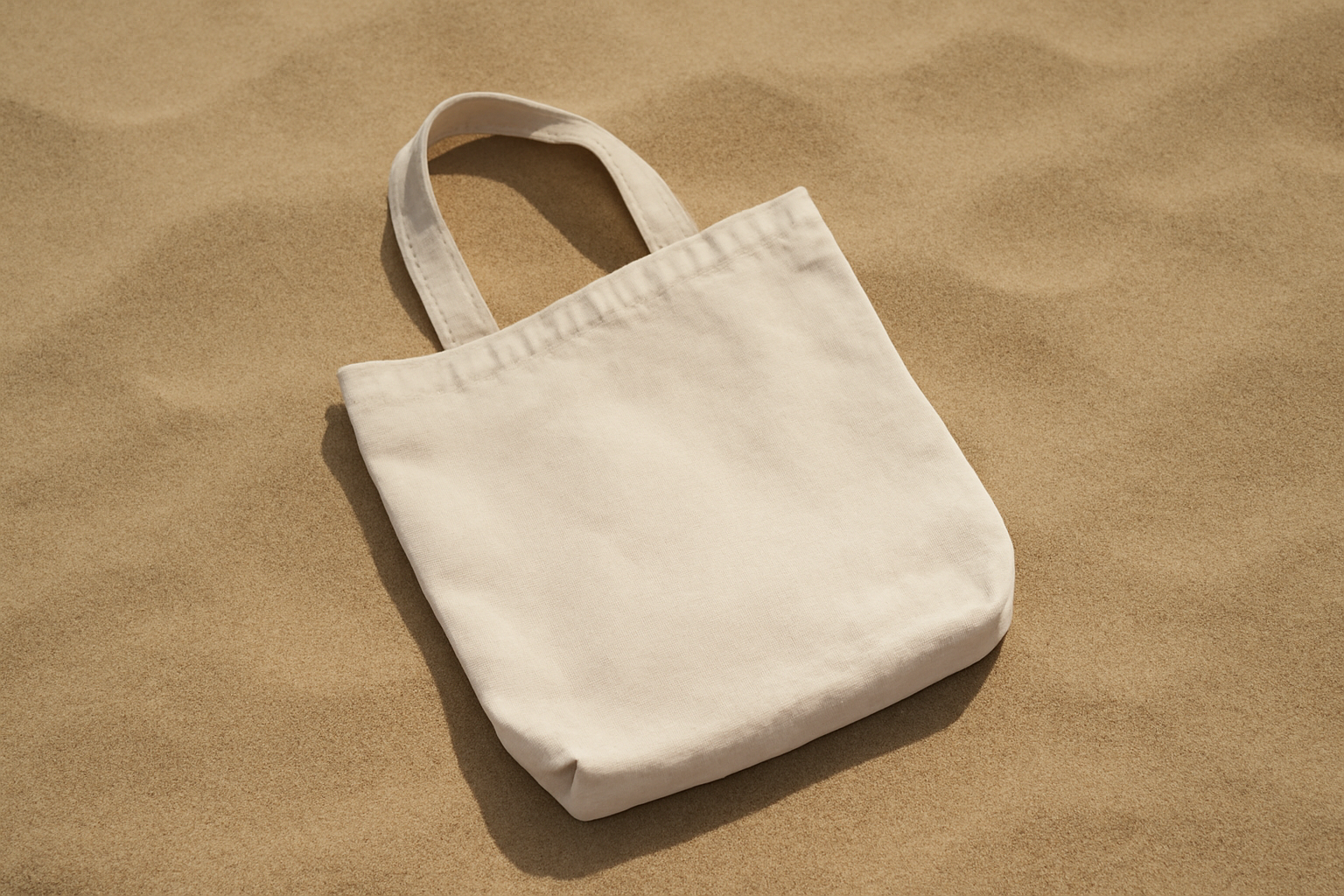 sac toile léger posé sur sable fin
