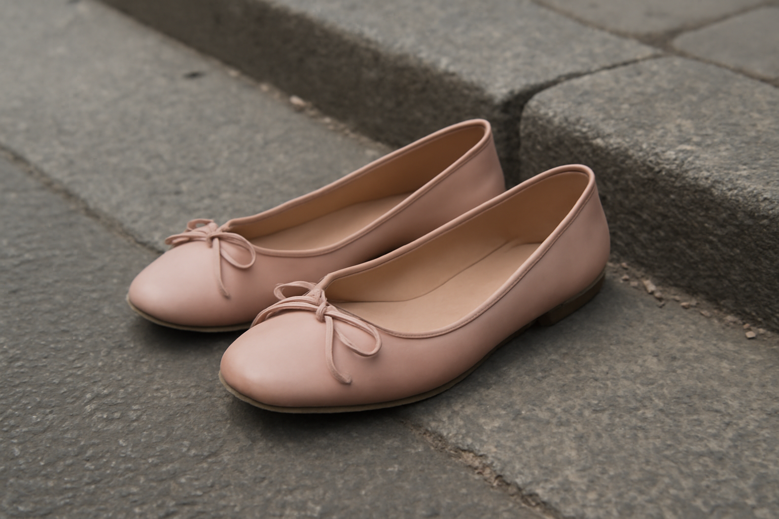 paire de ballerines posée sur trottoir