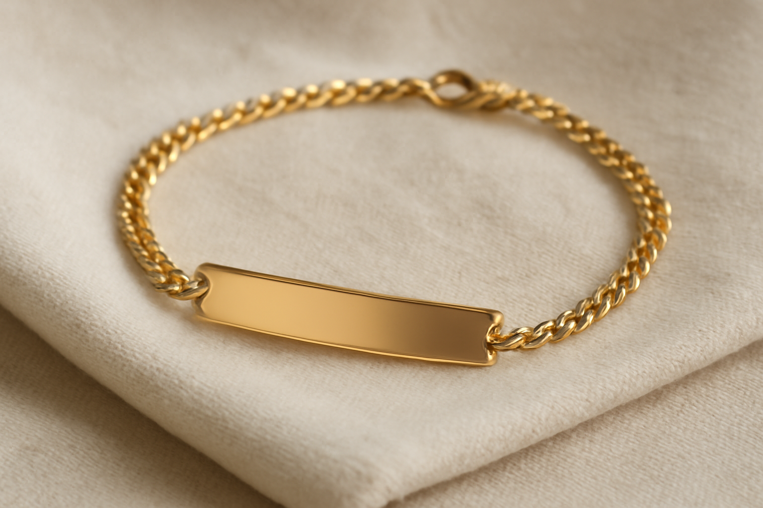 bracelet plaque pose sur un linge doux