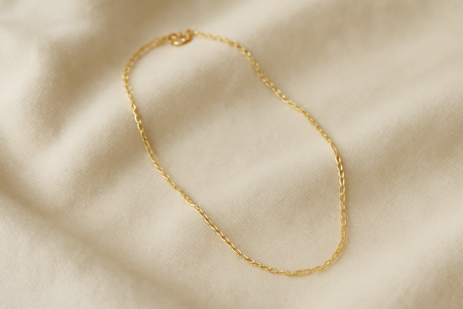 collier fin pose sur tissu doux