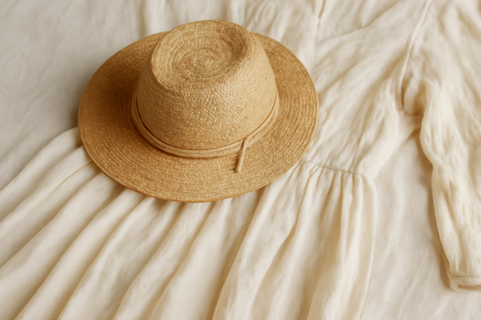 chapeau posé sur une robe légère étalée