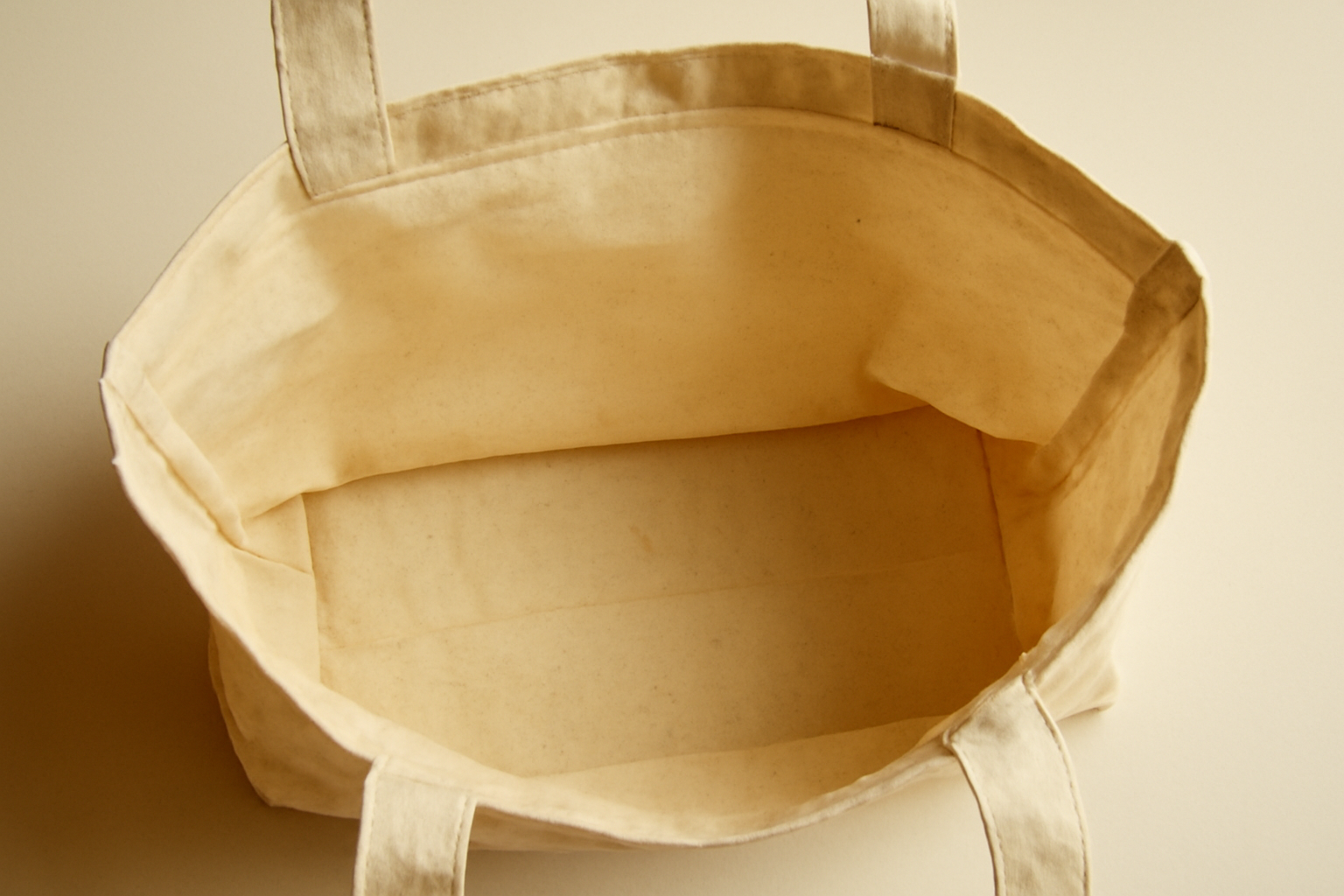 intérieur de sac en tissu légèrement jauni