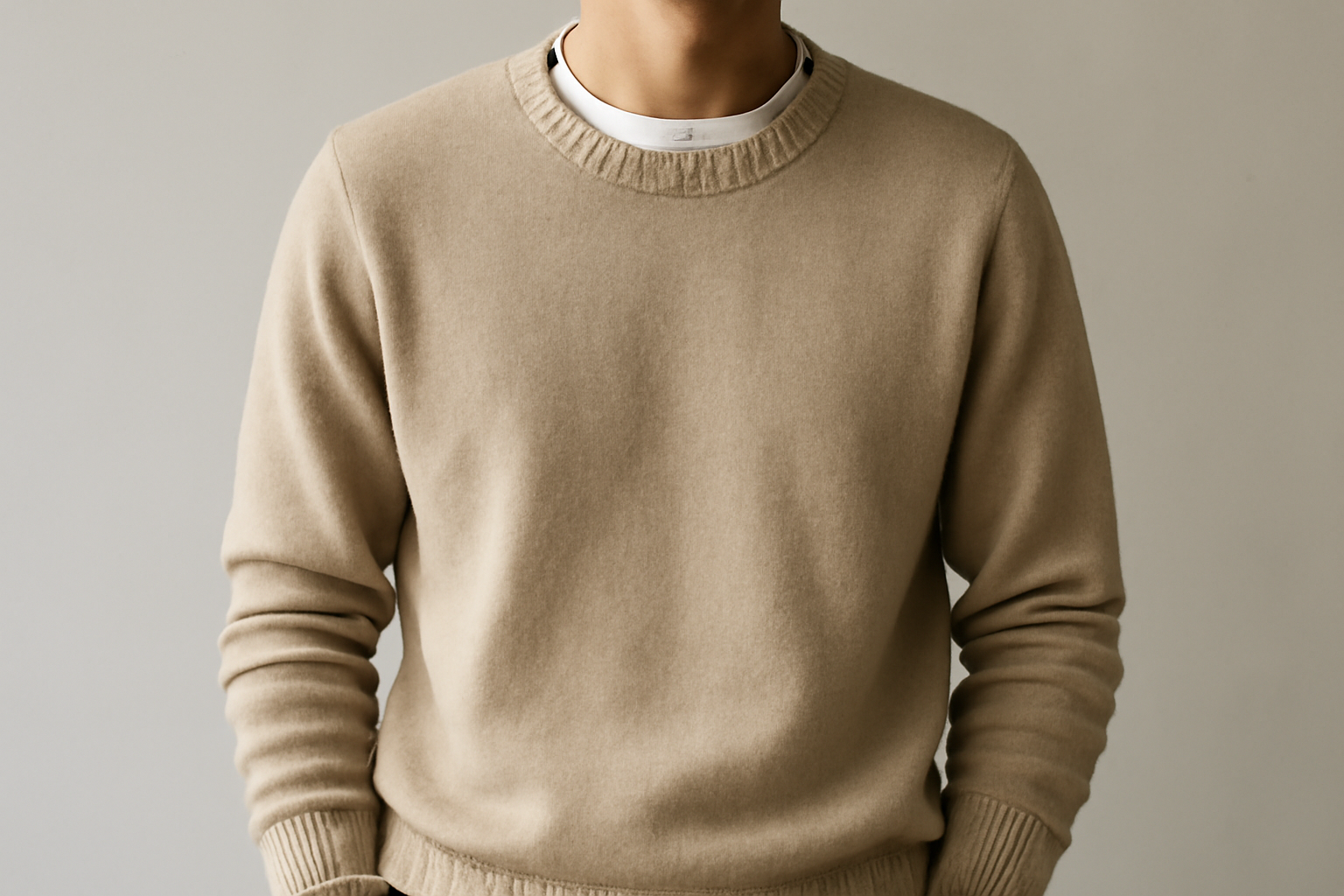 personne portant un pull col rond superposé